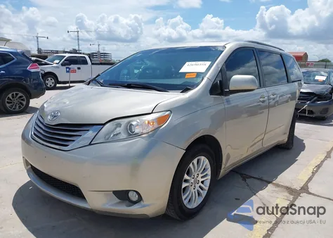 2017 Toyota Sienna Xle 8 Passenger z USA, uszkodzony, nr VIN 5TDYZ3DC2HS813038